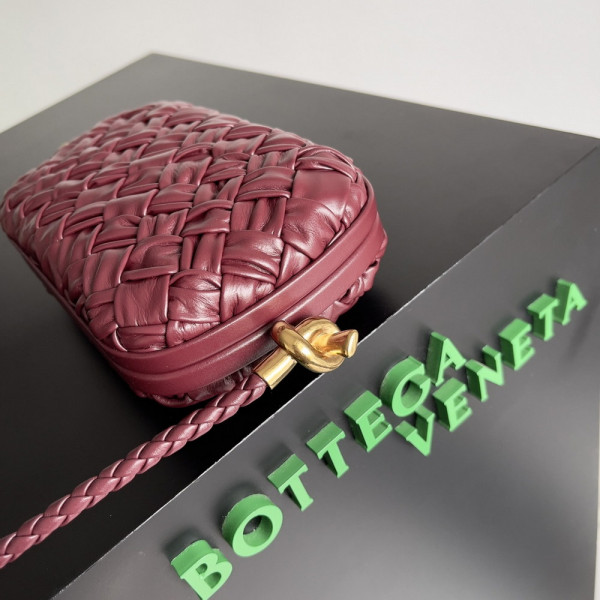 Bo*te*ga ve*ne*ta knot minaudiere on strap