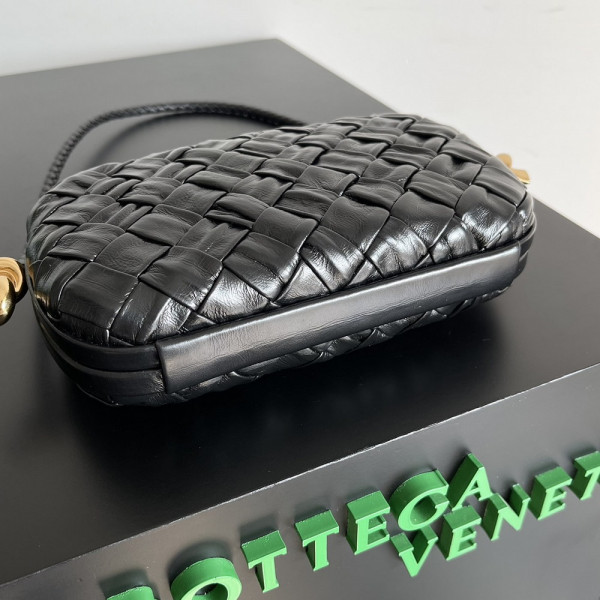 Bo*te*ga ve*ne*ta knot minaudiere on strap
