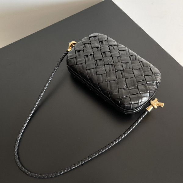 Bo*te*ga ve*ne*ta knot minaudiere on strap