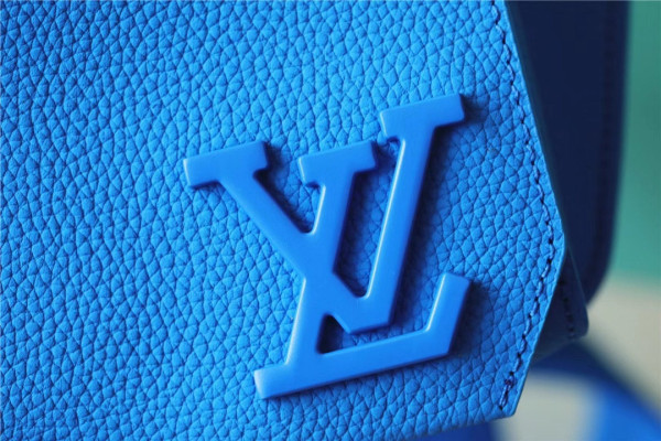 l**is V*t*n takeoff slingbag
