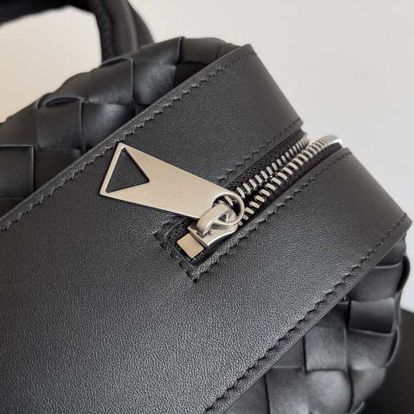Bo*te*ga ve*ne*ta arco backpack