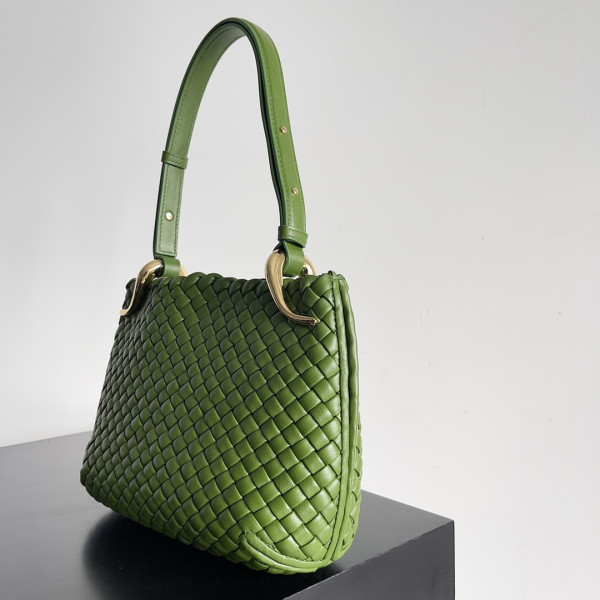 Bo*te*ga ve*ne*ta small clicker shoulder bag