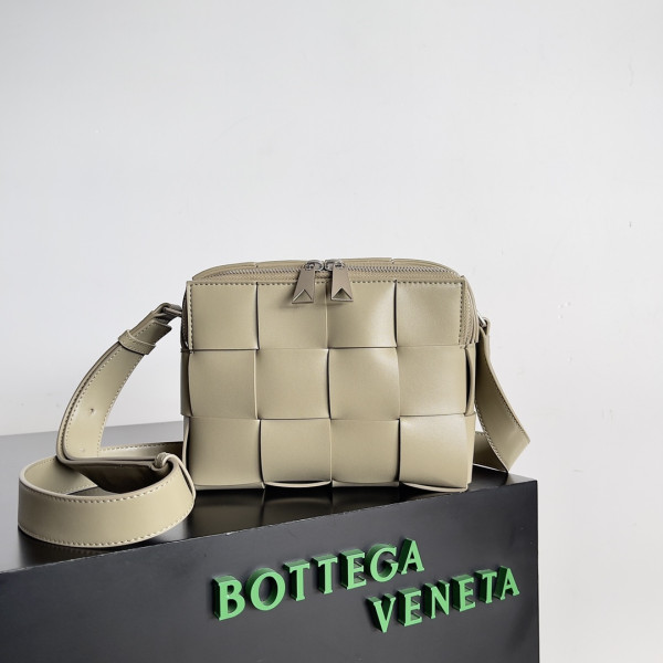 Bo*te*ga ve*ne*ta brick cassette