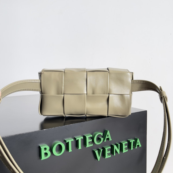 Bo*te*ga ve*ne*ta mini brick cassette