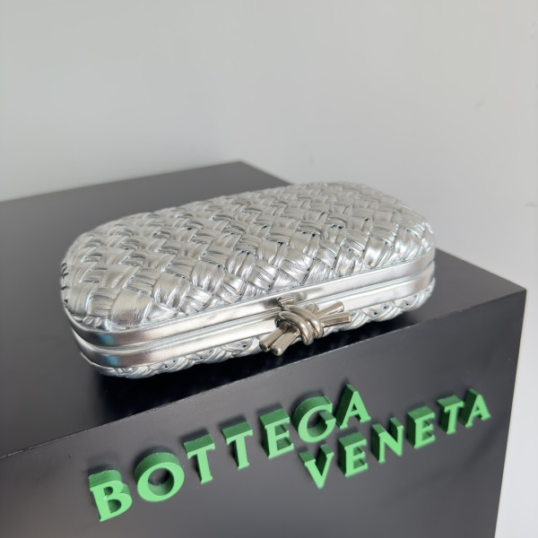 Bo*te*ga ve*ne*ta knot minaudiere