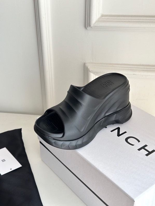 GIVENCHY sildes