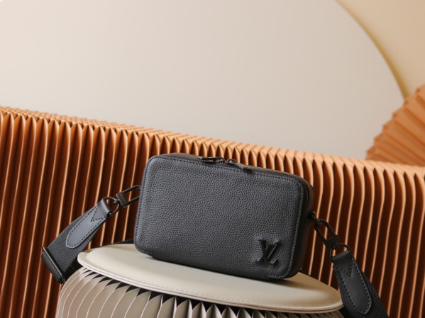 l**is V*t*n alpha wearable wallet