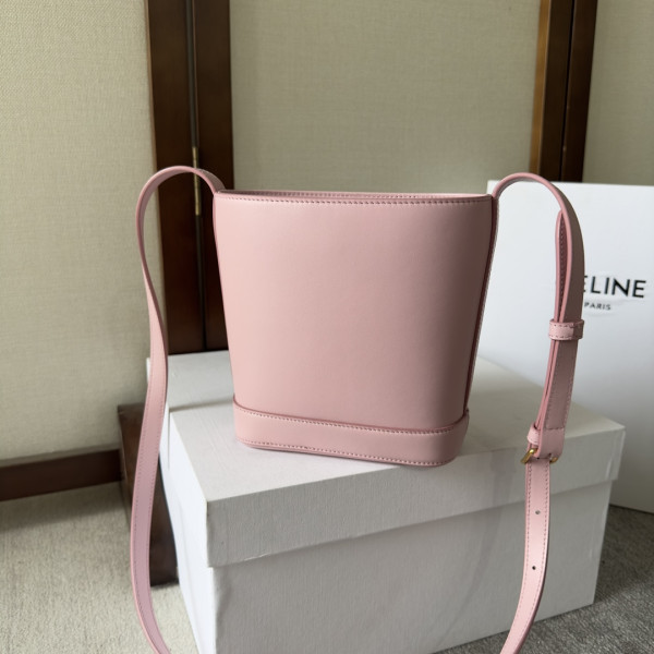 Ce**e mini bucket cuir triomphe