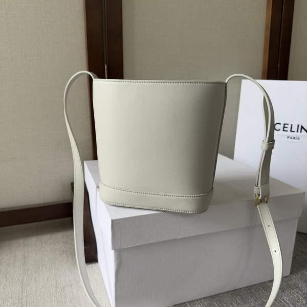 Ce**e mini bucket cuir triomphe