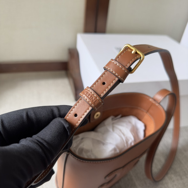 Ce**e mini bucket cuir triomphe