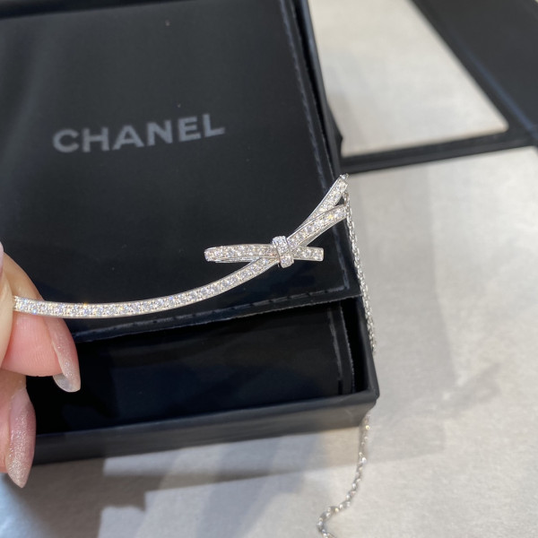 CL NECKLACE