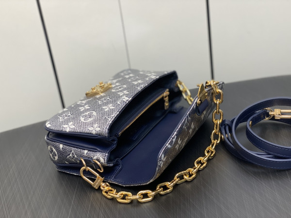 l**is V*t*n pochette metis east west