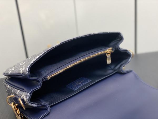 l**is V*t*n pochette metis east west