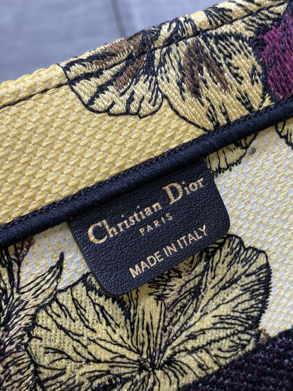 medium D*or book tote