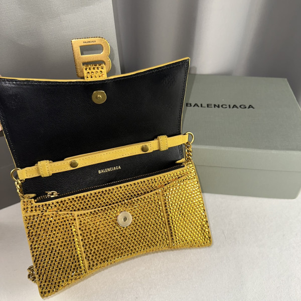 Ba*len*cia*ga hourglass wallet on chain