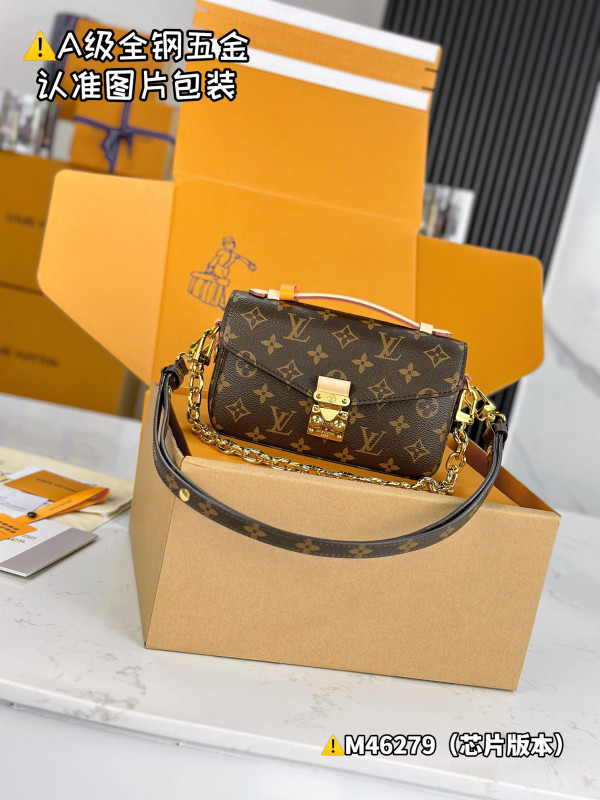 l**is V*t*n pochette metis east west
