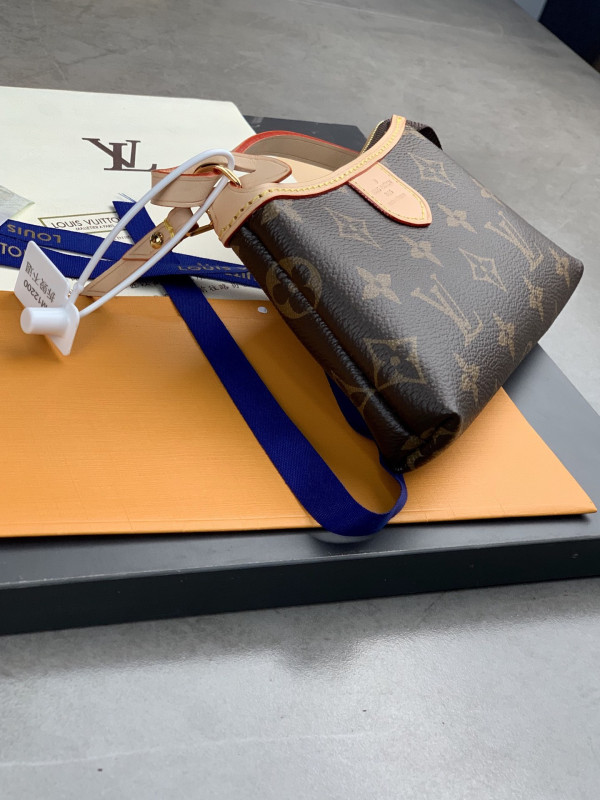 l**is V*t*n monogram mini pochette delightful pouch