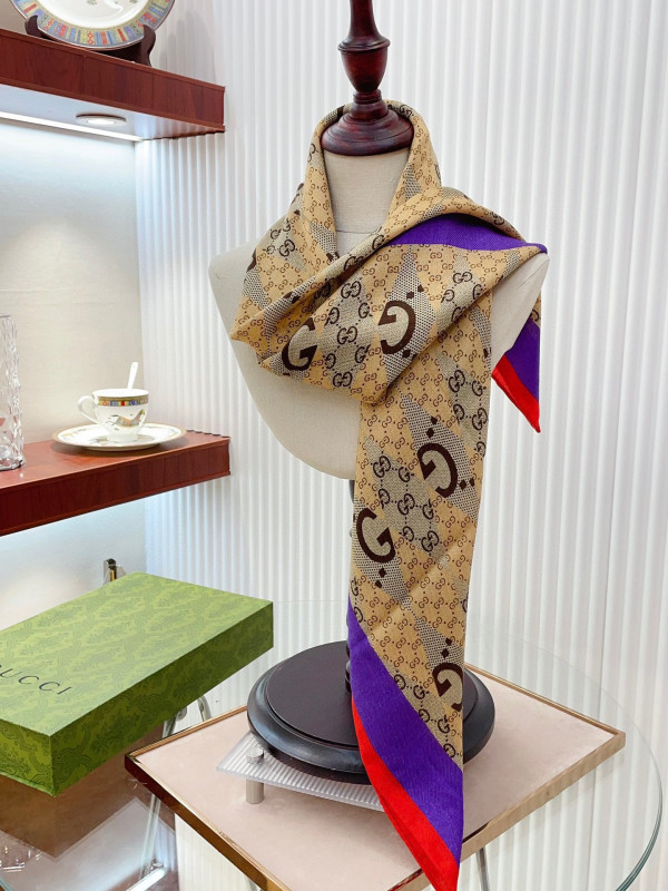 G*u*i scarf