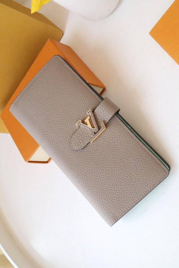 l**is V*t*n vertical wallet