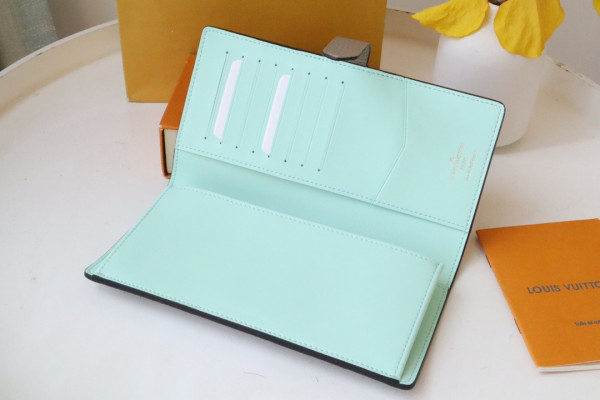 l**is V*t*n vertical wallet