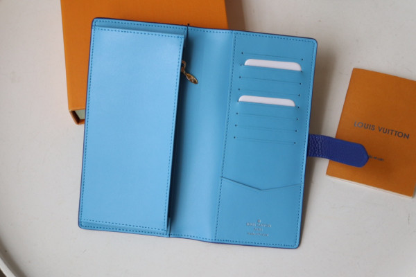 l**is V*t*n vertical wallet