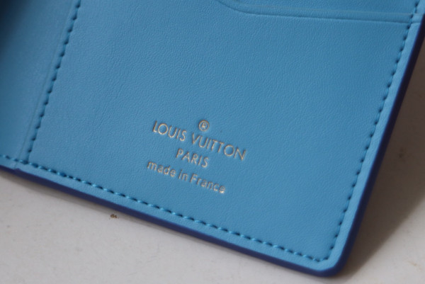 l**is V*t*n vertical wallet