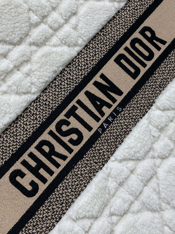 large D*or book tote
