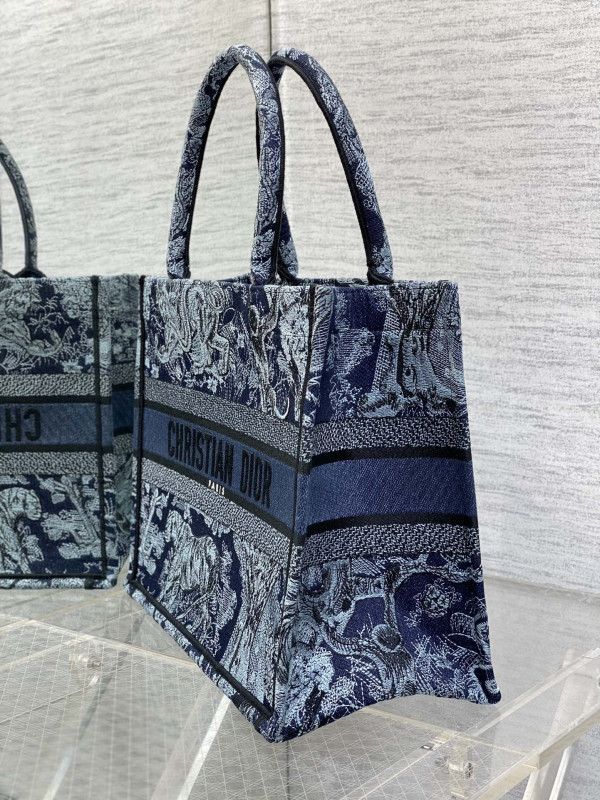 medium D*or book tote