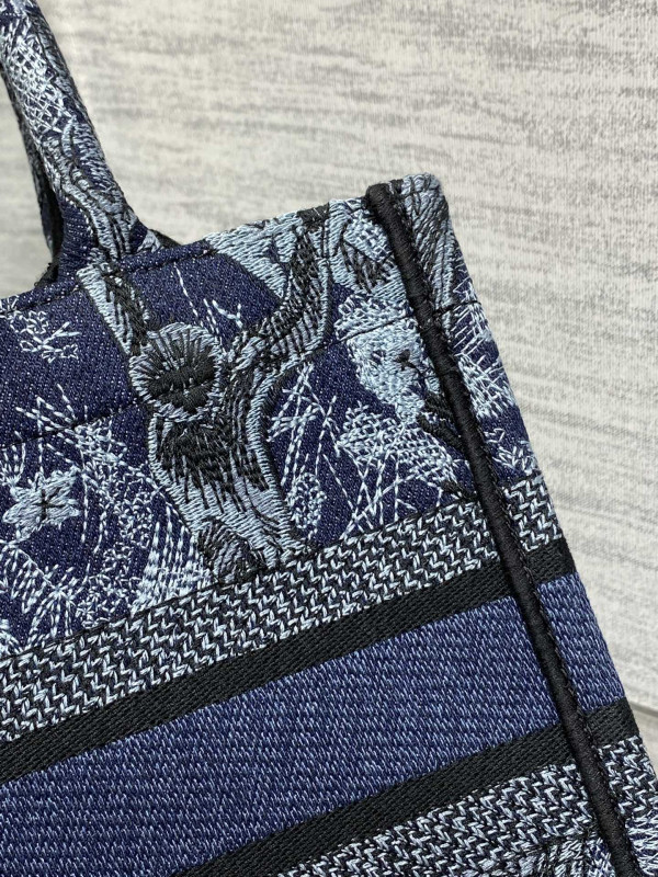 small D*or book tote
