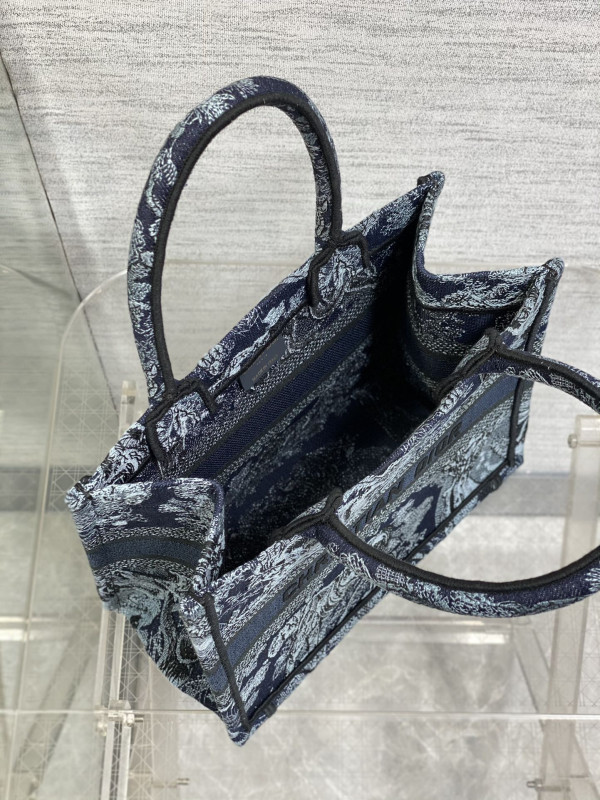 small D*or book tote