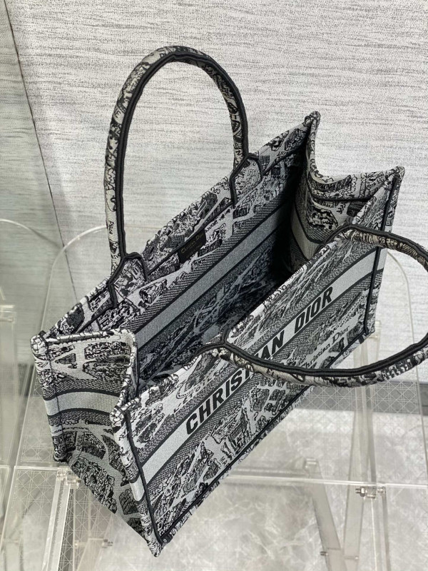 medium D*or book tote