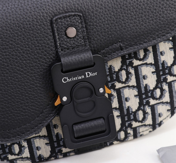 D*or saddle pouch with strap