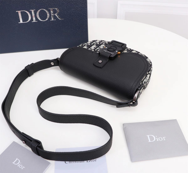 D*or saddle pouch with strap