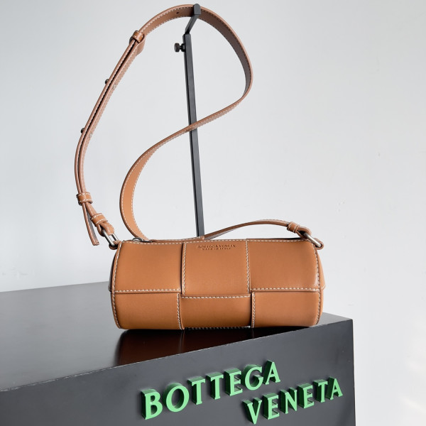 Bo*te*ga ve*ne*ta small canette