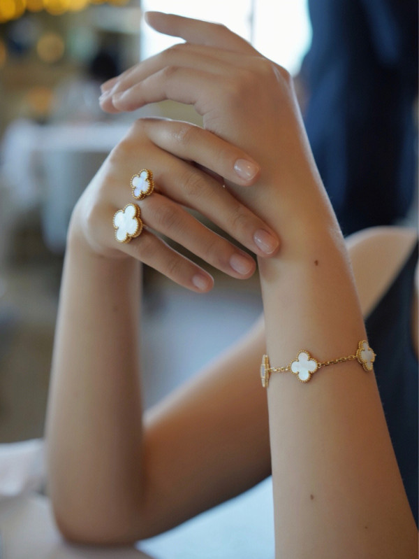 Van Cleef & Arpels Perlée BRACELET