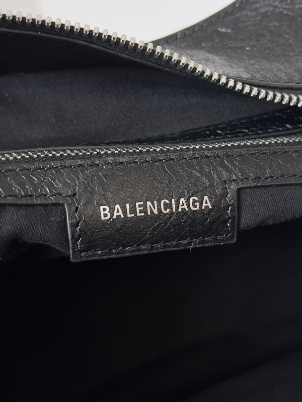 Ba*len*cia*ga women