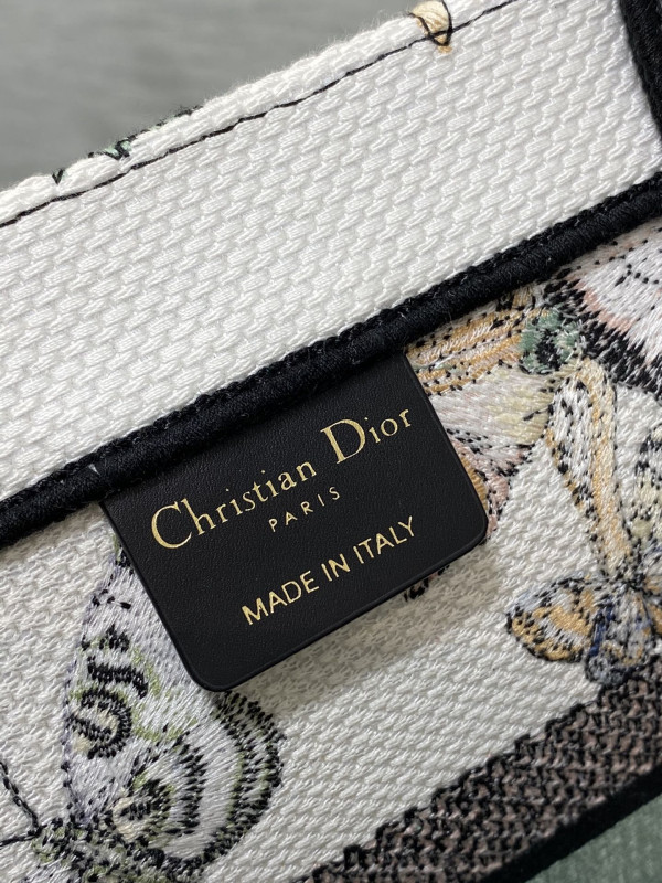 medium D*or book tote