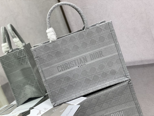 medium D*or book tote