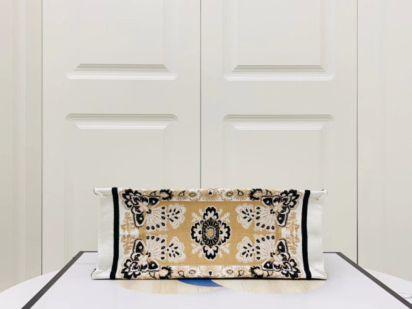 medium D*or book tote