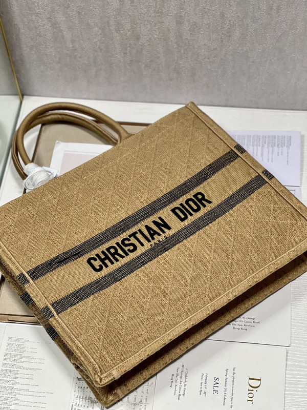 large D*or book tote