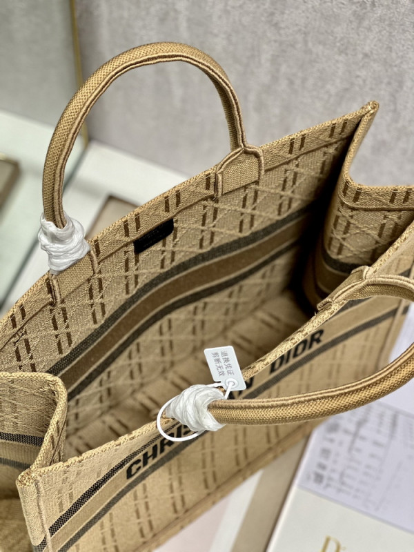 large D*or book tote