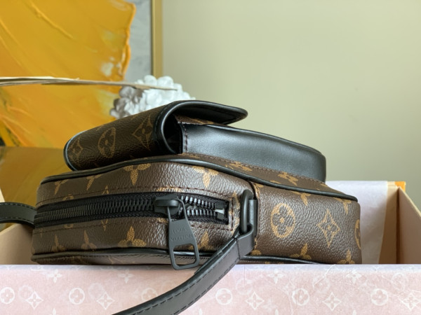 l**is V*t*n christopher wearable wallet