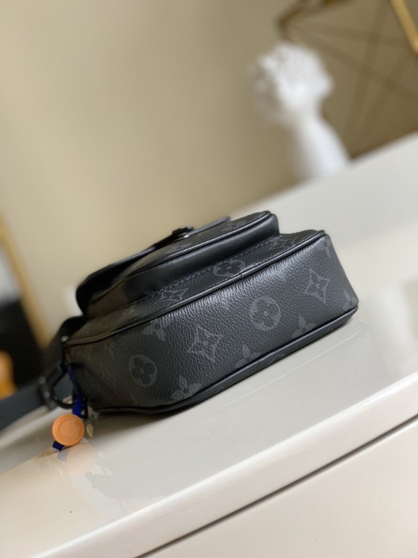 l**is V*t*n christopher wearable wallet