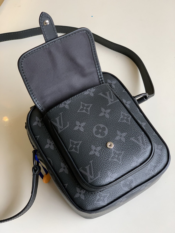l**is V*t*n christopher wearable wallet