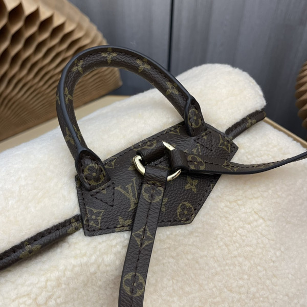 l**is V*t*n ski backpack