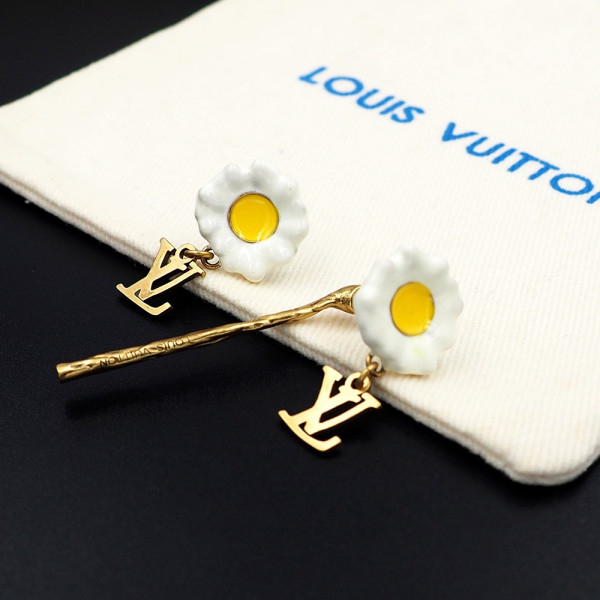 l**is V*t*n earrings