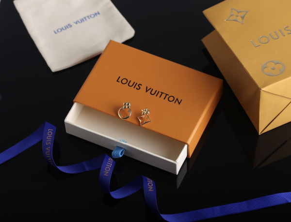 l**is V*t*n earrings