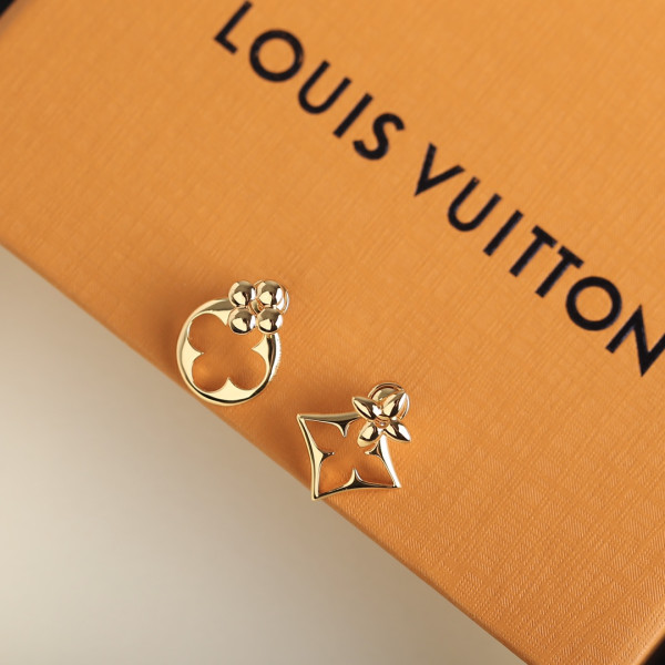 l**is V*t*n earrings
