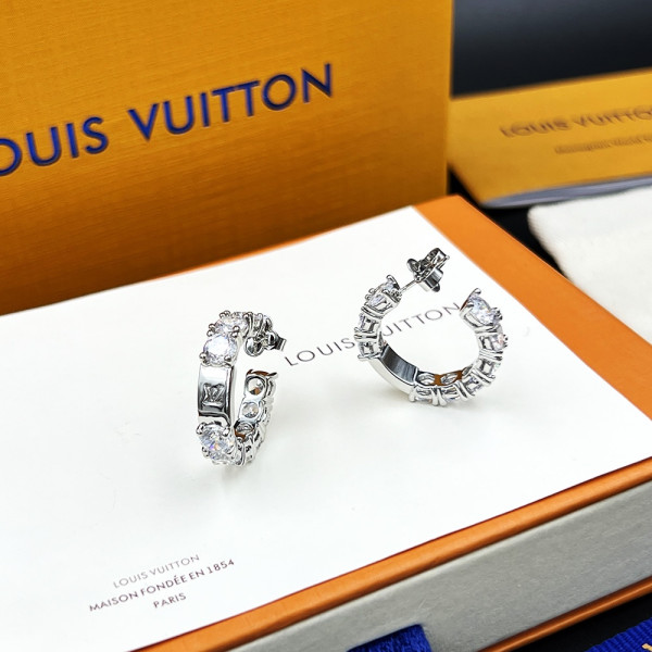 l**is V*t*n earrings