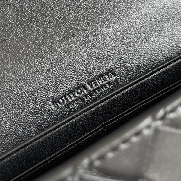 Bo*te*ga ve*ne*ta long clutch andiamo with handle